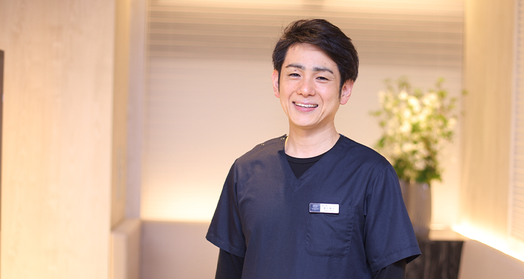 歯科医師 ガミースマイル治療担当医 築山 鉄平