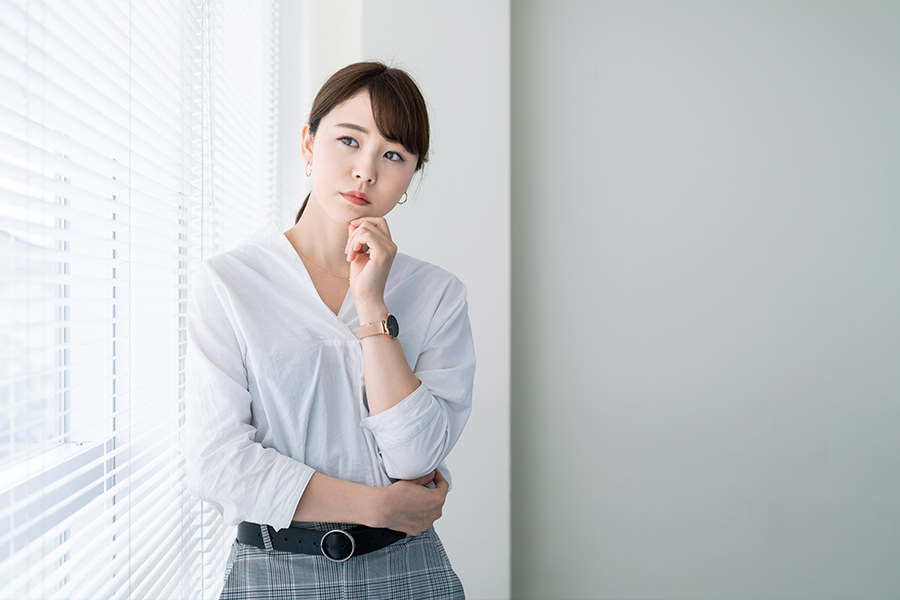 インプラントは何歳から？<br>20歳・30歳・40歳では<br class="sp">早すぎる？<br>気になる費用や<br class="sp">リスクを解説